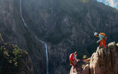 별을 따는 소년들 등반중...