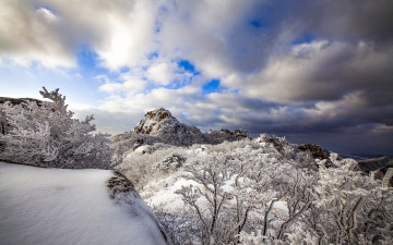 하늘구름과 하늘색이 아름다운 산정에서
