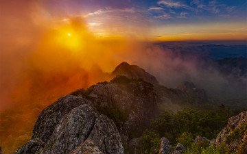 붉은빛이 함께한 산정