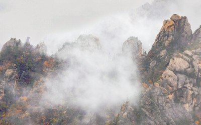 안개 속 암봉들......